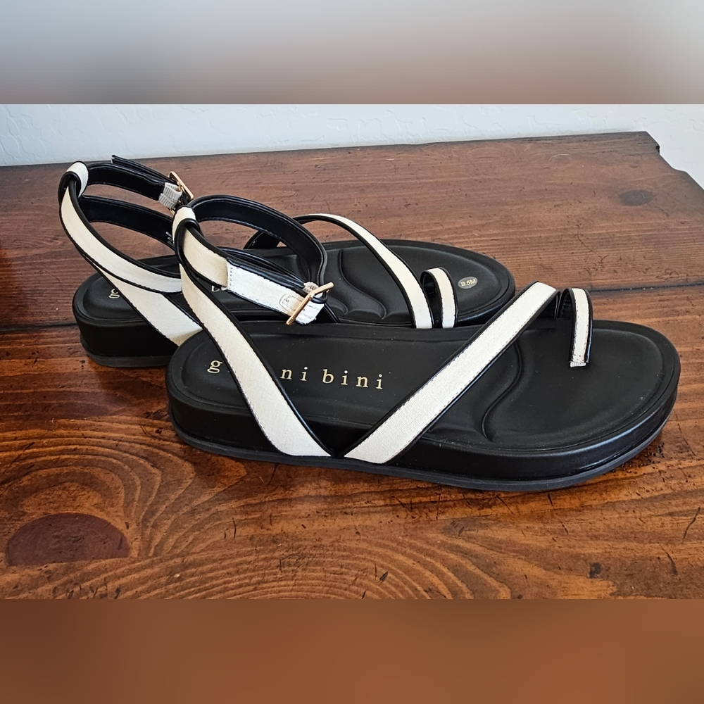 Gianni Bini Black & White Linen Strap Cushion Sandals Women's Size 9.5 NWOB